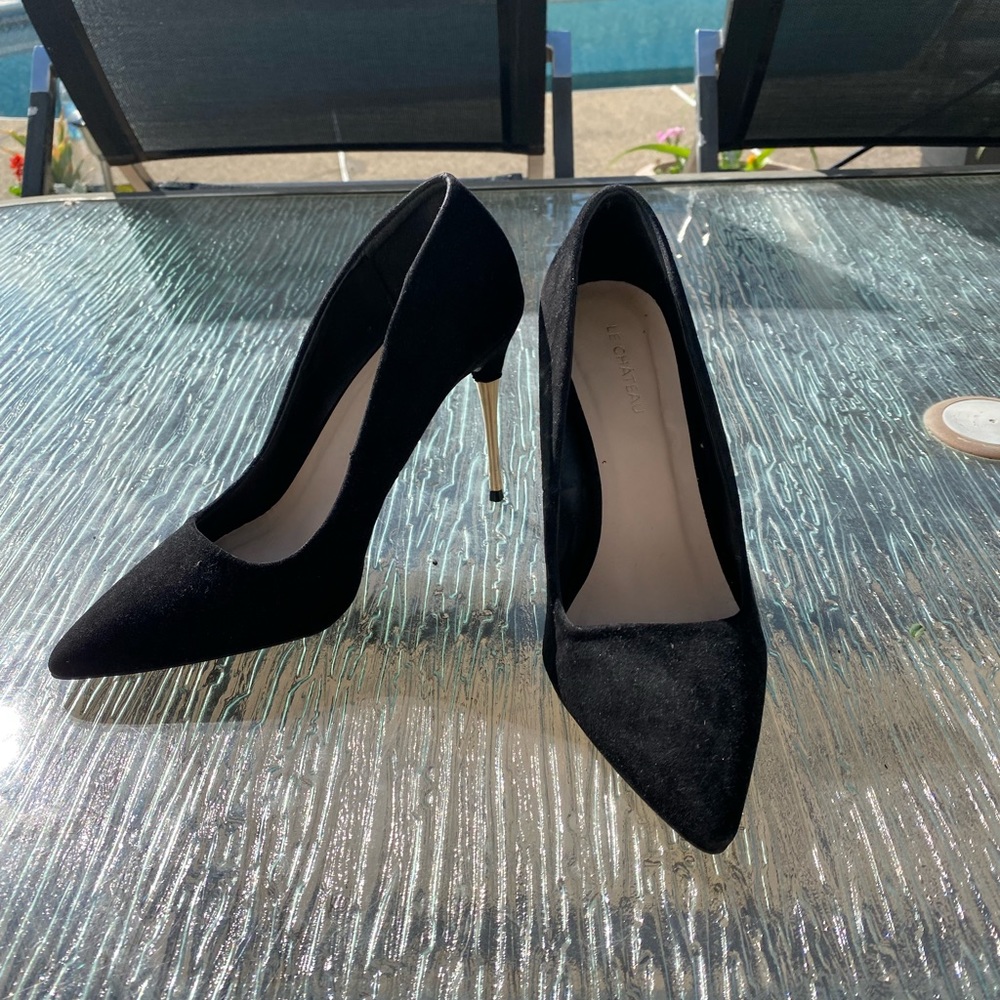 Suede gold heels pump Le chateau